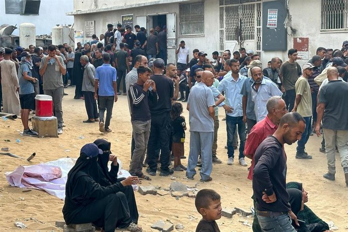 21 August 2025, Palestinian Territories, Gaza: People are seen outside a medical centre after a military strike by Israel. Photo: Omar Ashtawy/APA Images via ZUMA Press Wire/dpa