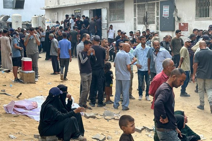 21 August 2025, Palestinian Territories, Gaza: People are seen outside a medical centre after a military strike by Israel. Photo: Omar Ashtawy/APA Images via ZUMA Press Wire/dpa