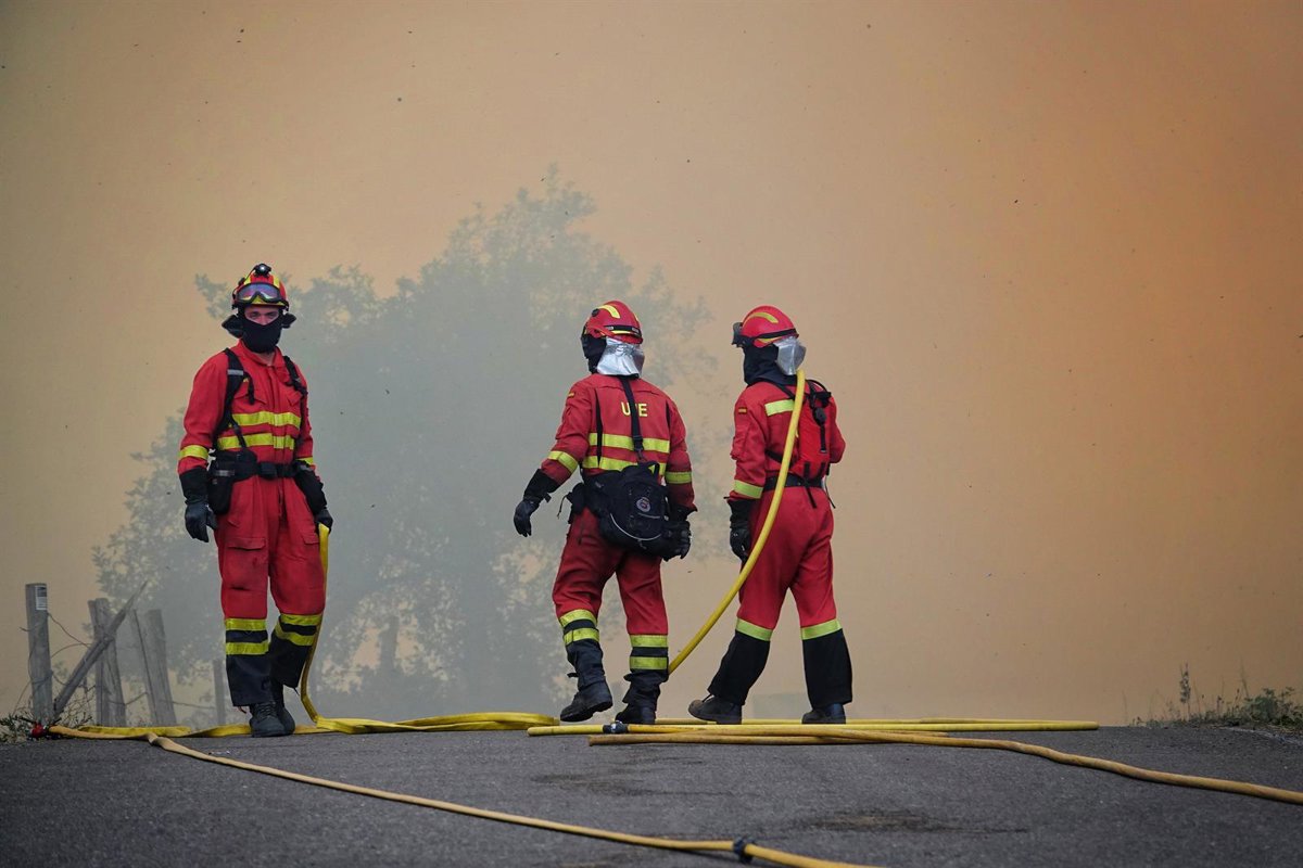 Sucesos.- Siguen en Asturias activos los incendios forestales de Degaña, Genestoso y Somiedo