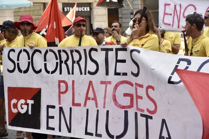 Socorristas de Barcelona durante una manifestación, a 22 de agosto de 2025, en Barcelona.
