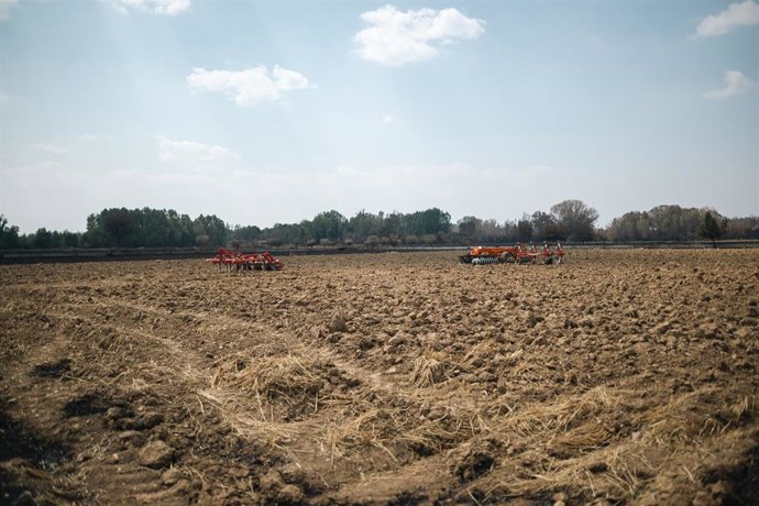 Maquinaria para el campo en Castrocalbón, tras los incendios.