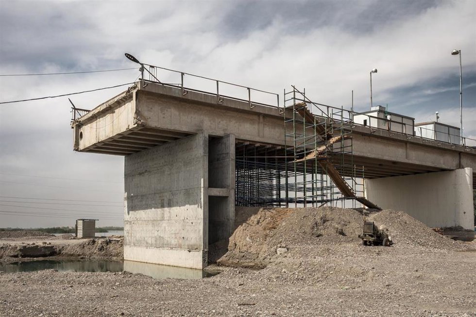 Archivo - Un puente en construcción en la ciudad siria Raqqa, en el noreste de Siria