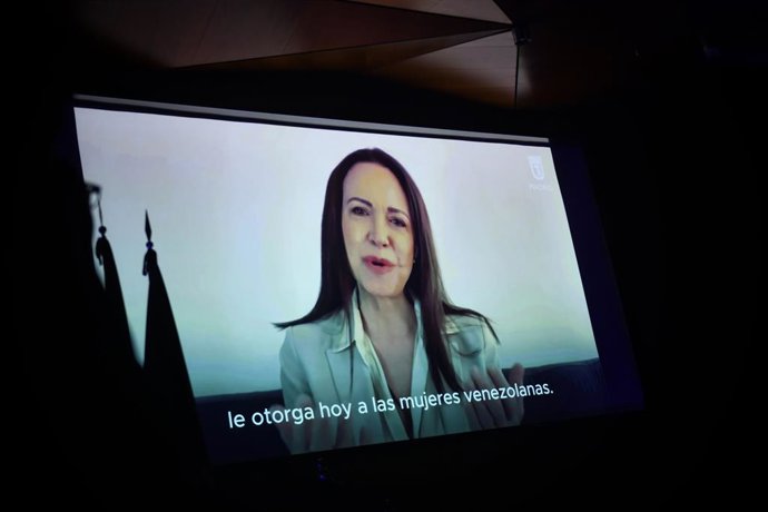 Archivo - Arquivo - A líder da oposição venezuelana María Corina Machado fala telematicamente durante a comemoração institucional do Dia Internacional da Mulher, no CentroCentro, em 7 de março de 2025, em Madri (Espanha). Durante o evento, a
