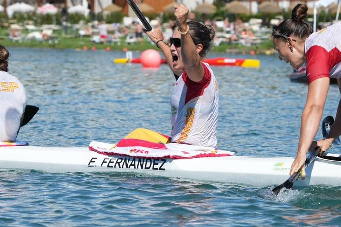 La piragüista Estefanía Fernández, celebra el oro en el Campeonato del Mundo de MIlán.