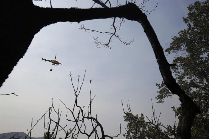 Un helicóptero trata de extinguir el fuego, a 19 de agosto de 2025, en Palacios de Compludo, León, Castilla y León (España)