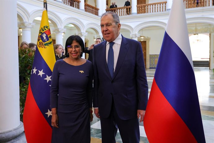 Archivo - Arquivo - 20 de fevereiro de 2024, Venezuela, Caracas: Delcy Rodriguez (esq.), vice-presidente e ministro das Relações Exteriores da Venezuela, recebe Sergey Lavrov, ministro das Relações Exteriores da Rússia, antes de sua reunião. Foto: Jesus V