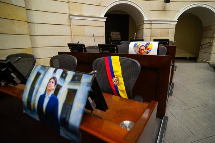 11 de agosto de 2025, Bogotá, Cundinamarca, Colômbia: Fotos e uma faixa com a bandeira de Miguel Uribe Turbay descansam em sua cadeira dentro do Capitólio, enquanto o edifício do Capitólio colombiano é preparado para a chegada de seu caixão para uma câmar