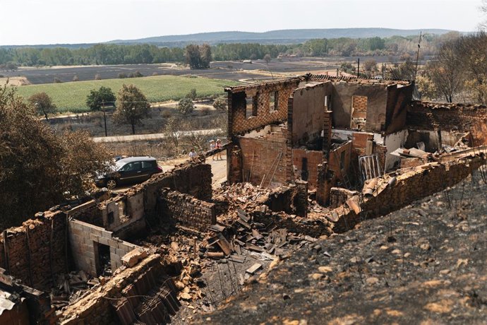 Una vivienda de Castrocalbón, destruida por los incendios, a 20 de agosto de 2025, en Castrocalbón, León, Castilla y León (España). El representante del Ejecutivo autonómico ha detallado que en este momento son 43 las localidades desalojadas debido a los 