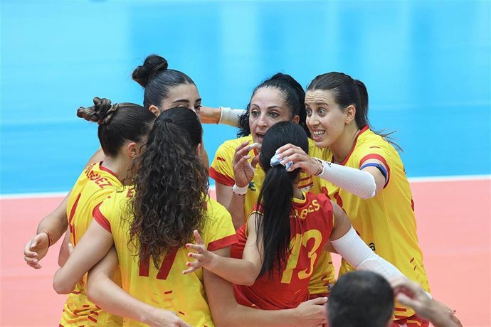 Varias jugadoras de la selección española femenina de voleibol, durante un partido.
