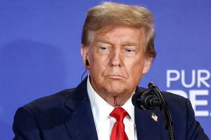 EUA, ANCHORAGE - 15 DE AGOSTO DE 2025: Donald Trump, presidente dos EUA, dá uma coletiva de imprensa conjunta com seu colega russo Vladimir Putin após sua reunião na Base Conjunta Elmendorf-Richardson