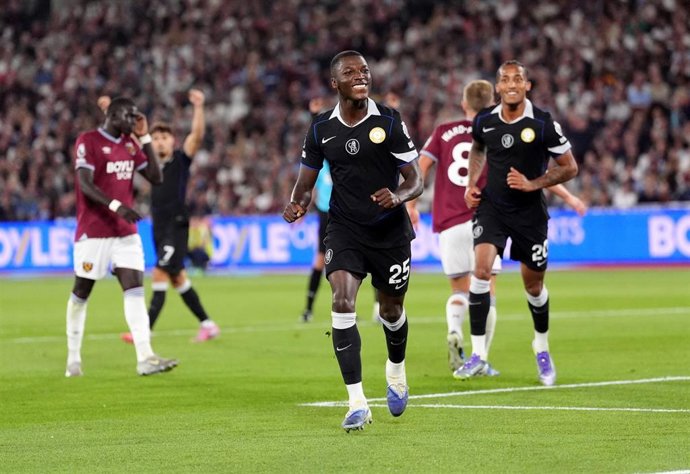 22 August 2025, United Kingdom, London: Chelsea's Moises Caicedo celebrates scoring his side's fourth goal during the English Premier League soccer match between West Ham United and Chelsea at London Stadium. Photo: Adam Davy/PA Wire/dpa