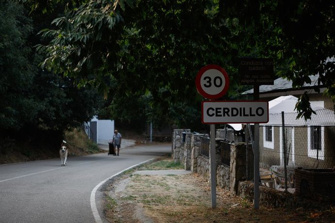 Cartel de entrada al pueblo, a 22 de agosto de 2025, en Cerdillo, Zamora, Castilla y León (España). El Centro de Coordinación de Emergencias Provinciales (Cecopi) ha acordado el realojo de las localidades de Vigo, San Martín de Castañeda y San Ciprián afe