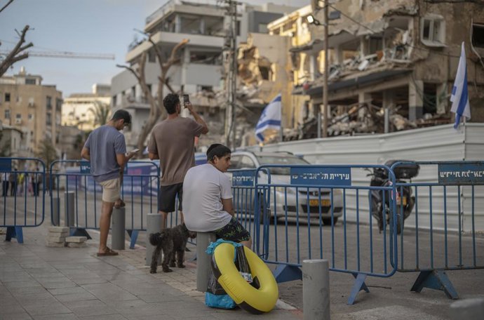 Archivo - 23 June 2025, Israel, Tel Aviv: Israelis look at the destroyed buildings by Iran missile. Photo: Ilia Yefimovich/dpa