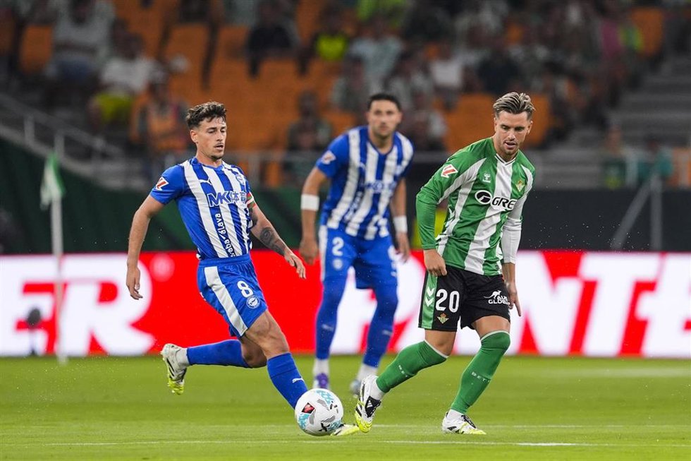 Giovani Lo Celso of Real Betis in action during the Spanish league, LaLiga EA Sports, football match played between Real Betis and Deportivo Alaves at La Cartuja stadium on August 22, 2025, in Sevilla, Spain.