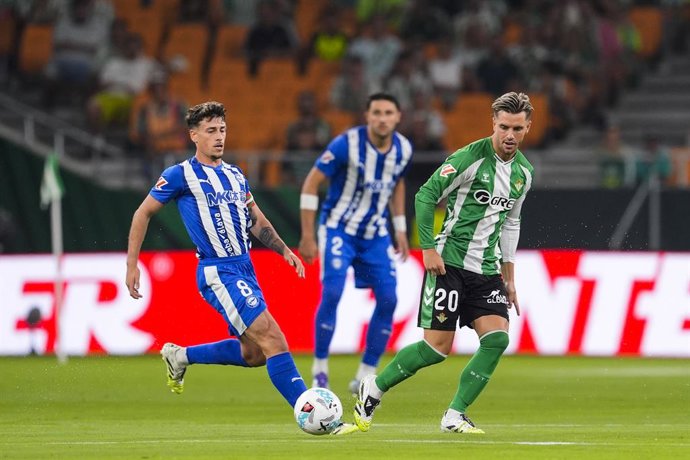 Giovani Lo Celso, do Real Betis, em ação durante a partida de futebol do campeonato espanhol, LaLiga EA Sports, disputada entre o Real Betis e o Deportivo Alaves no estádio La Cartuja em 22 de agosto de 2025, em Sevilha, Espanha.