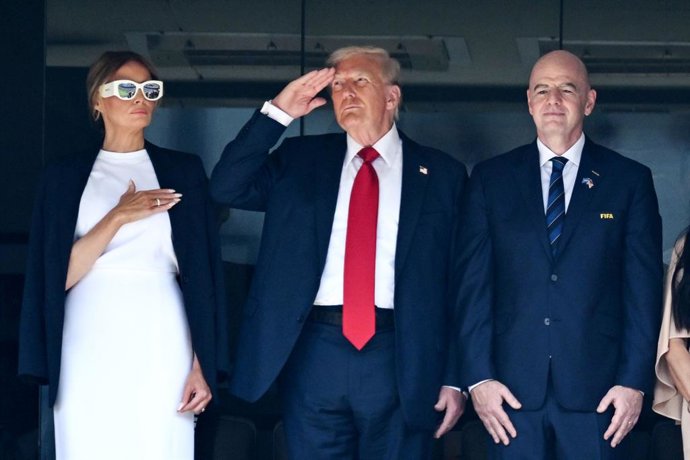 Archivo - 13 July 2025, US, East Rutherford: (R-L) FIFA President Gianni Infantino, USA President Donald Trump and First Lady Melania Trump ahead of the FIFA Club World Cup final soccer match between Chelsea FC and Paris Saint-Germain at MetLife Stadium. 