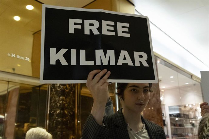 Archivo - 9 de junho de 2025, Nova York, Nova York, EUA: Um manifestante segura um cartaz com a inscrição "FREE KILMAR". Manifestantes da organização Rise and Resist ocupam o saguão da Trump Tower, na Quinta Avenida, para ler em voz alta os nomes dos home