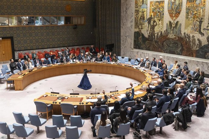 Archivo - 16 de janeiro de 2025, Nova York, Nova York, EUA: Membros do Conselho de Segurança da ONU votam em um projeto de resolução para renovar as medidas de sanções contra a Líbia durante uma reunião na sede da ONU em Nova York, em 16 de janeiro de 202