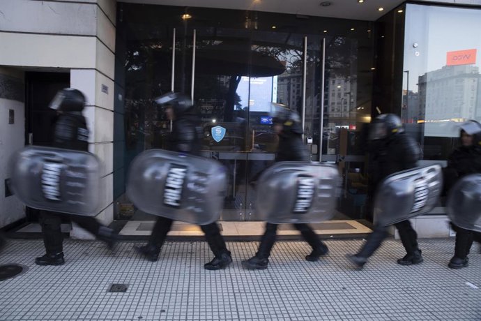 Archivo - 2 de julho de 2025, Ciudad Autonoma, Buenos Aires, Argentina: Durante a sessão na Câmara dos Deputados, vários grupos se reuniram em frente ao prédio do parlamento. As avenidas foram bloqueadas e o trânsito ficou complicado.