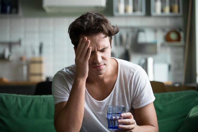 Archivo - Joven con resaca.