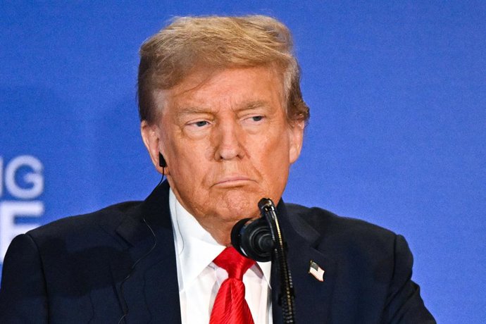EUA, ANCHORAGE - 15 DE AGOSTO DE 2025: Donald Trump, presidente dos EUA, dá uma coletiva de imprensa conjunta com seu colega russo Vladimir Putin após sua reunião na Base Conjunta Elmendorf-Richardson