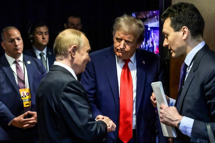 EUA, ANCHORAGE - 16 DE AGOSTO DE 2025: Vladimir Putin, presidente da Rússia, e seu colega americano Donald Trump saem após uma coletiva de imprensa conjunta sobre sua reunião na Base Conjunta Elmendorf-Richardson