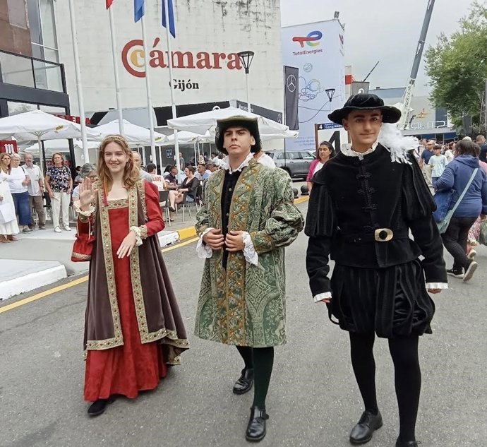 Figurantes del Desembarco, en la Feria de Muestras