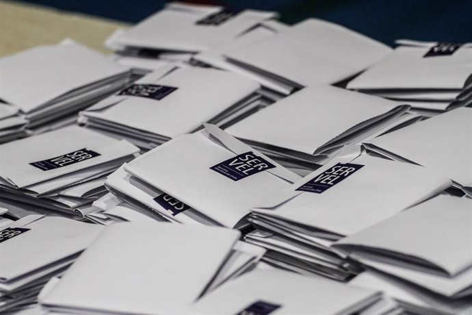 Archivo - May 7, 2023, Valparaiso, Chile: Ballots seen during the constitutional council 2023 elections.