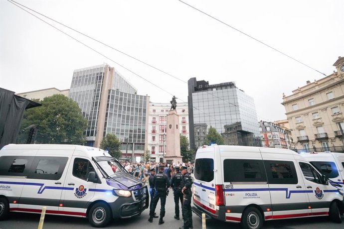 Archivo - Varios agentes de la Ertzaintza durante el comienzo de la Semana Grande de Bilbao 2024, en el centro de la ciudad, a 17 de agosto de 2024, en Bilbao, Vizcaya, País Vasco (España). La Bilboko Aste Nagusia es la principal fiesta de Bilbao, que se 