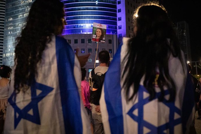 TEL AVIV, Aug. 18, 2025  -- People take part in a rally in Tel Aviv, Israel, Aug. 17, 2025.   Tens of thousands of Israelis demonstrated on Sunday, demanding that Prime Minister Benjamin Netanyahu secure a deal with Hamas to end the Gaza war and release t