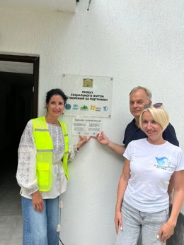 I-D: Isabel Iturrioz, presidenta de la Fundación Enfermeras de Navarras; el teniente de alcalde del municipio de Horodok y la representante local de la ONG 'Con un ángel en el hombro', visitan apartamentos para desplazados en ucrania.