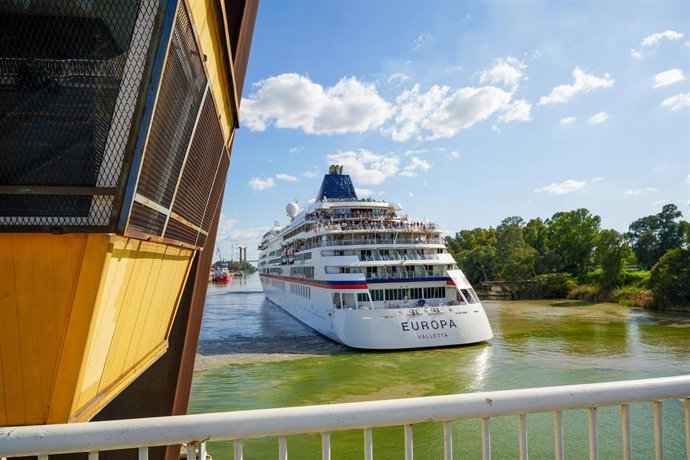 Archivo - Imagen de archivo del crucero Europa a su llegada al puerto de Sevilla.