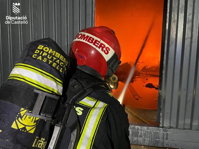 Controlado un incendio en una nave almacén de vehículos en Borriana (Castellón).