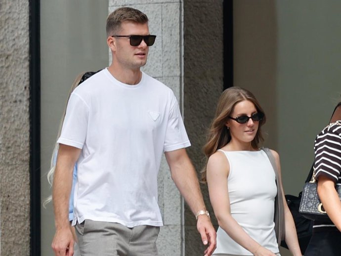 Alexander Sorloth y Lena Selnes dan un paseo con amigas a 20 de Agosto de 2025 en Madrid (España).