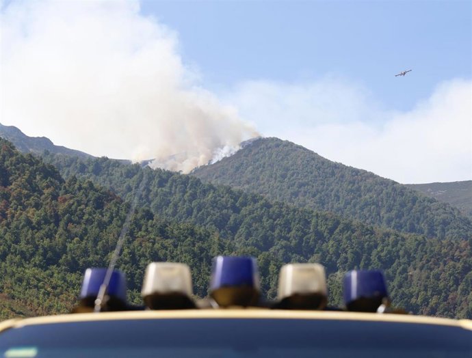 Un hidroavión trabaja para sofocar un incendio