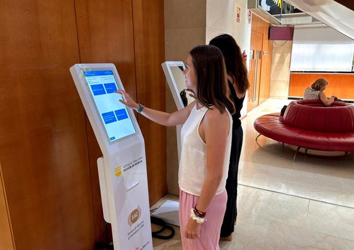 Imagen de los atriles digitales instalados en las oficinas de atención.