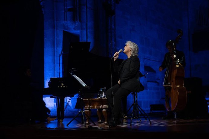 La cantante y compositora Mayte Martín durante su actuación, este pasado vierenes, en los Conciertos de Pedrilla