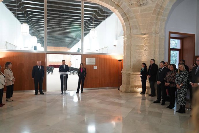 Archivo - El presidente de la Junta de Andalucía, Juanma Moreno, en el acto del descubrimiento de la placa en memoria de Alberto Jiménez-Becerril en el salón de usos múltiples del Parlamento andaluz. (Foto de archivo del 8 de febrero del 2023). 