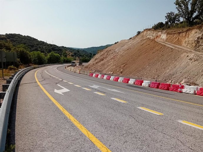 Archivo - Carretera en obras en la Comunidad de Madrid