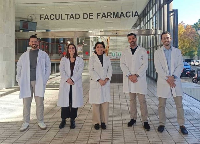Imagen de un equipo de investigación de la Universidad de Sevilla.