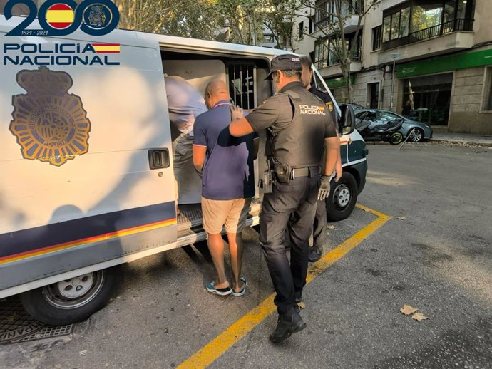 Agentes de la Policía Nacional acompañan a los tres detenidos por tráfico de drogas en el barrio palmesano de Son Gotleu
