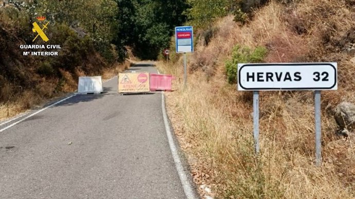 La carretera permanece cortada debido a las tareas de limpieza y mantenimiento que se están desarrollando en esa zona