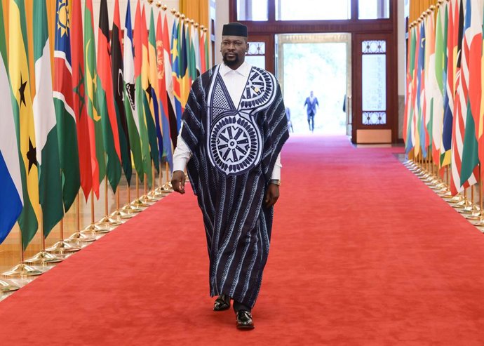 Archivo - BEIJING, Sept. 5, 2024  -- Guinean President Mamady Doumbouya arrives for the opening ceremony of the 2024 Summit of the Forum on China-Africa Cooperation (FOCAC) at the Great Hall of the People in Beijing, capital of China, Sept. 5, 2024. The 2