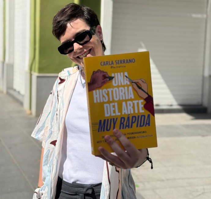 La divulgadora Carla Serrano con su primer libro