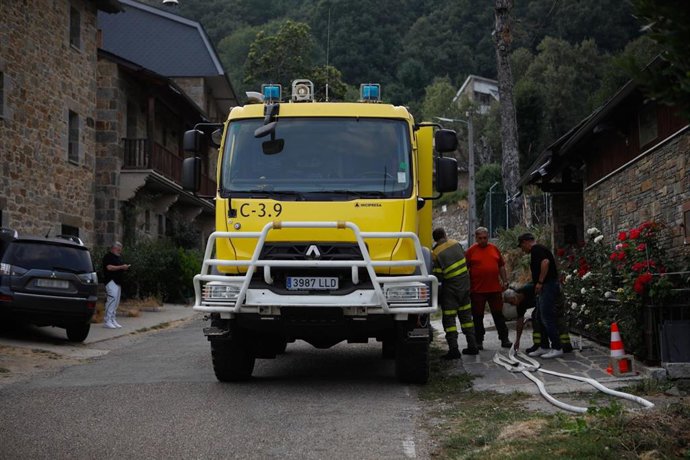 Un camión de los bomberos forestales, a 22 de agosto de 2025, en San Martín de Castañeda, Zamora, Castilla y León (España). El Centro de Coordinación de Emergencias Provinciales (Cecopi) ha acordado el realojo de las localidades de Vigo, San Martín de Cas