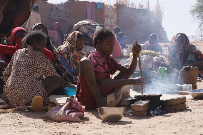 Archivo - EL FASHER (SUDAN), July 11, 2025  -- A girl prepares food at a displacement camp in El Fasher, North Darfur region, Sudan, on July 9, 2025. The United Nations Children's Fund (UNICEF) said Friday that the number of children suffering from severe