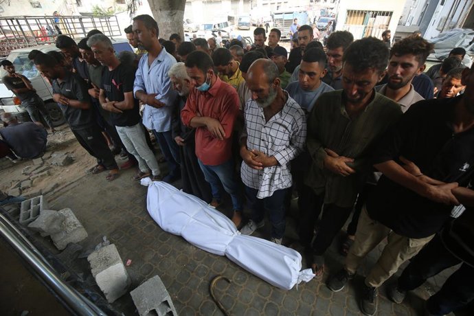16 de agosto de 2025, Cidade de Gaza, Faixa de Gaza, Território Palestino: Pessoas carregam corpos de palestinos, que foram mortos por fogo israelense enquanto tentavam receber ajuda, de acordo com médicos, no Hospital Al-Shifa, na Cidade de Gaza, em 16 d