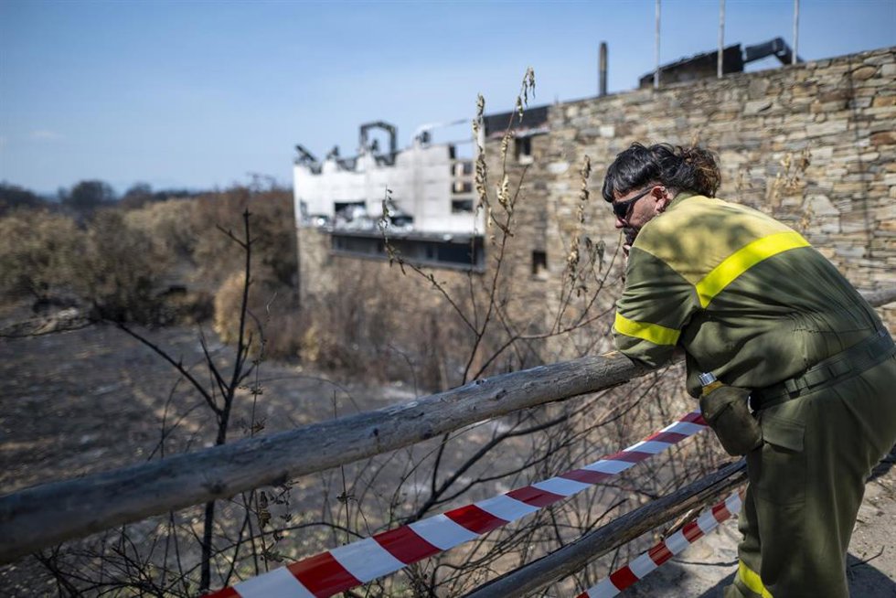 Un bombero en una zona calcinada de Las Médulas, a 22 de agosto de 2025, en Las Médulas, Carucedo, León, Castilla y León (España)
