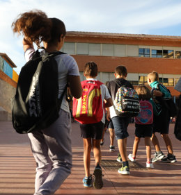 Archivo - Varios niños a su llegada al colegio CEIP Hernán Cortés durante el primer día de comienzo del curso escolar, a 7 de septiembre de 2022, en Madrid (España). El curso escolar 2022/2023 comienza este año con la implantación de la LOMLOE en los curs