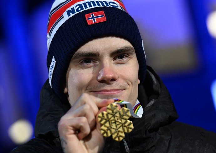 Archivo - FILED - 04 March 2025, Norway, Trondheim: Norway's Marius Lindvik shows off his gold medal during the Men's Normal Hill medal ceremony at the FIS Nordic World Ski Championships. wo Norwegian ski jumpers and three team officials have been formall